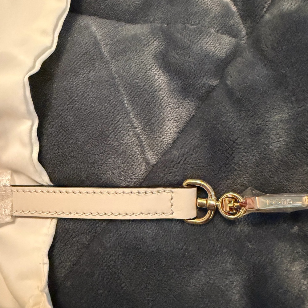 Gucci Mystic White Leather strap with Gold Accents for Sylvie - Picture 4 of 4